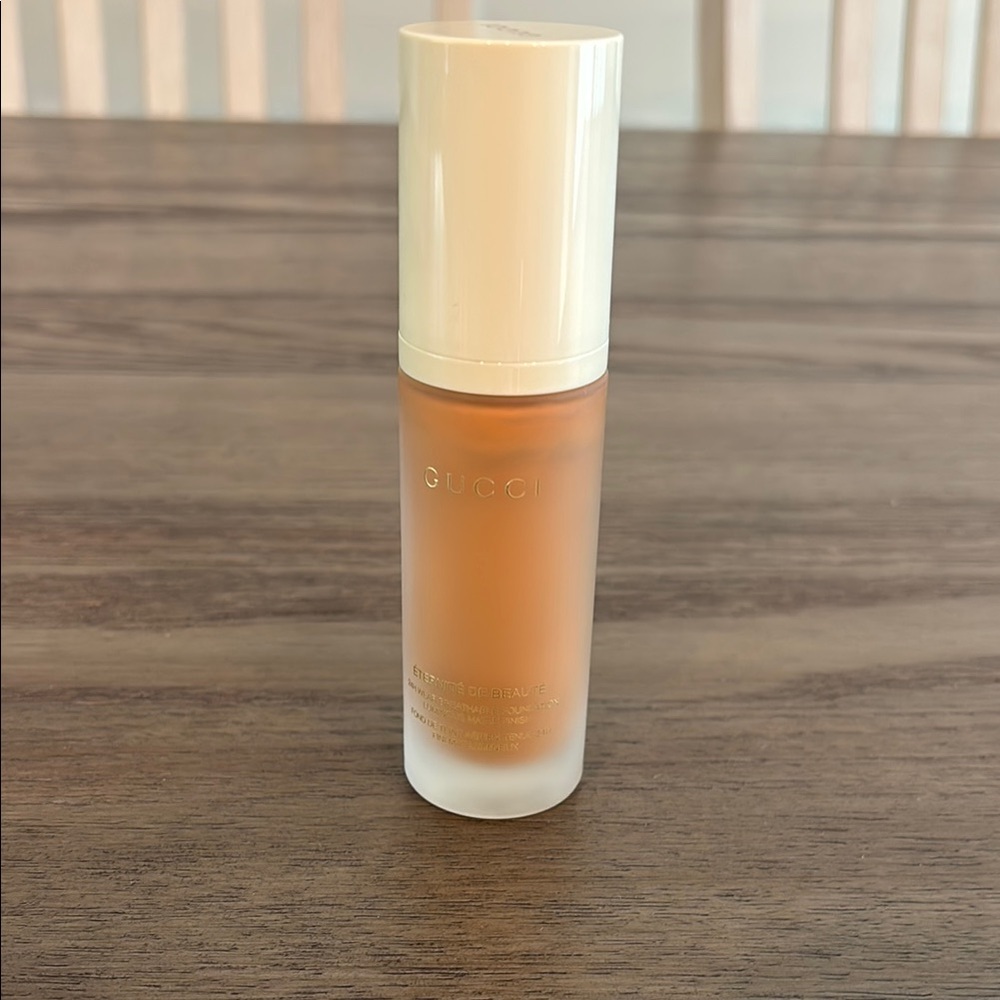 Gucci Radiant Foundation - Medium 380N